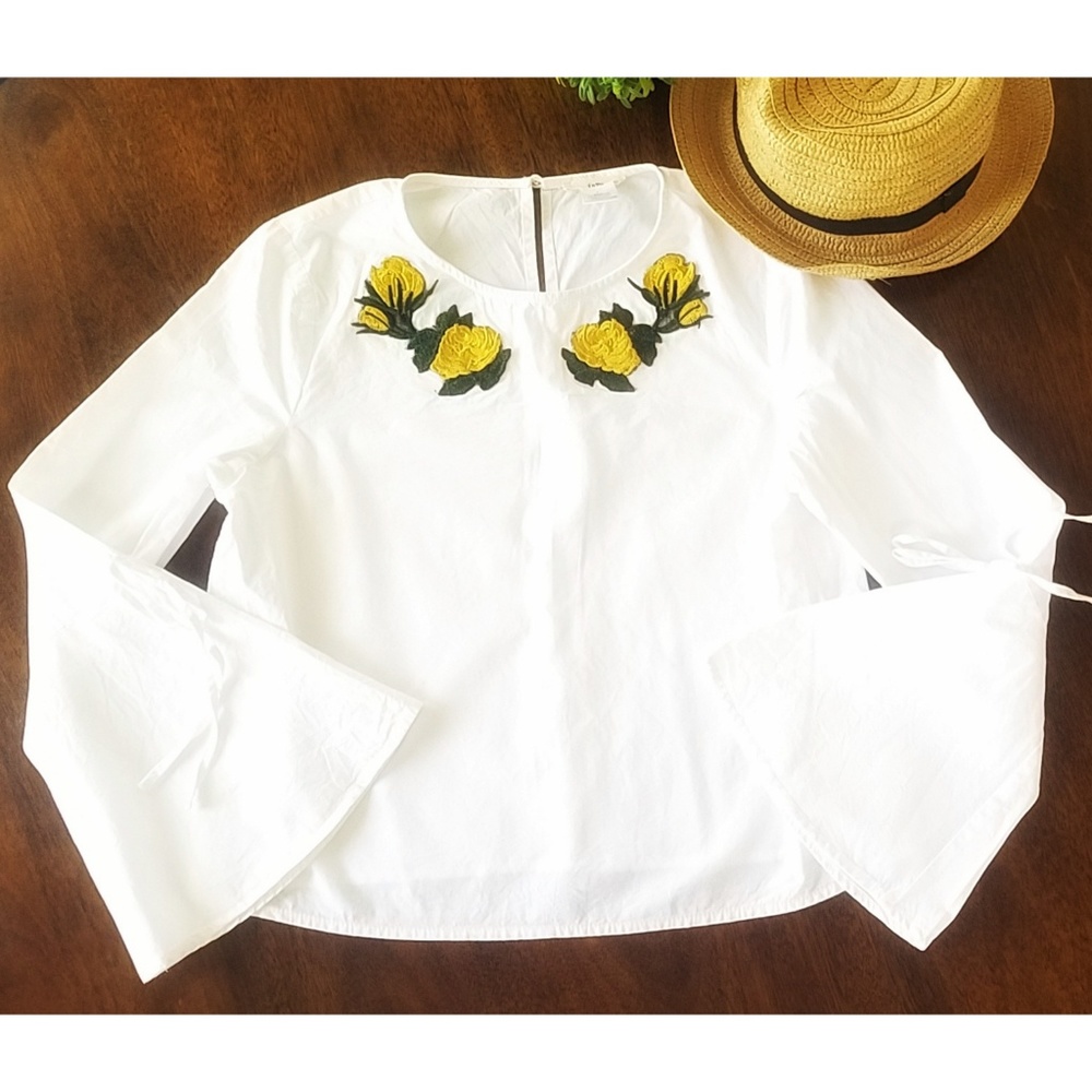 InTu White Floral Keyhole Neck Embroidered Bell Sleeve Crop Top Size S